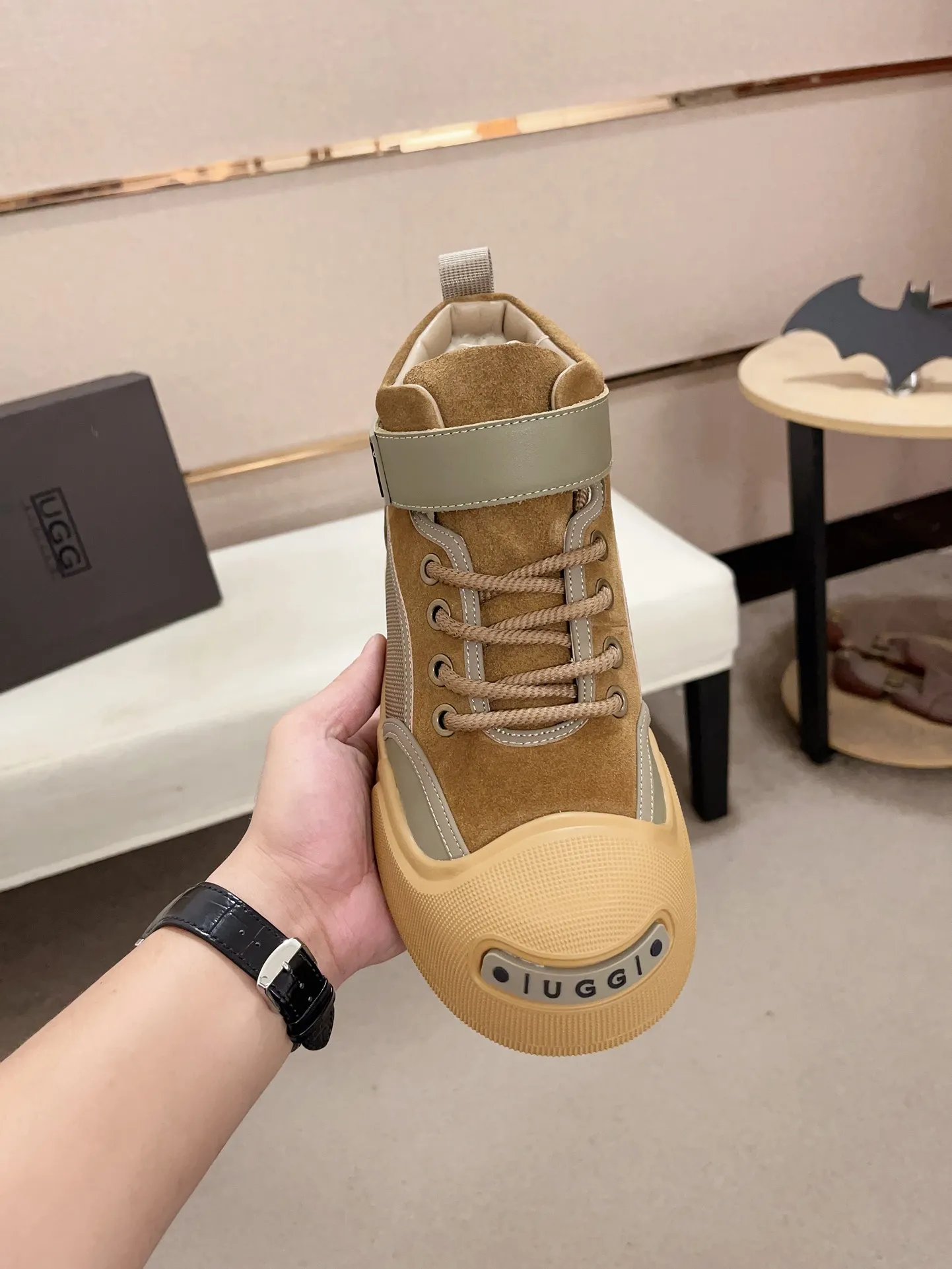 Factory Price: 380 Men's Men's Shoes💰North American Men's Shoes Ugg ☃️In the special sale of new high-quality men's shoes and snow boots in autumn and winter, the nemesis of extreme cold weather! Made of cowhide leather, merino wool lining, and original outsole, whether driving, outdoor or daily wear, there is always one that suits you! Code number 39-44